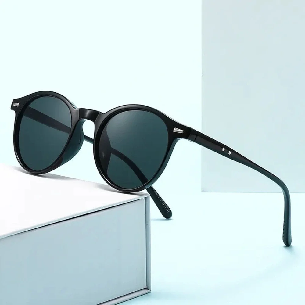 Stylish Retro Men Round Sunglasses Featuring Sleek Black Frames And Dark Lenses